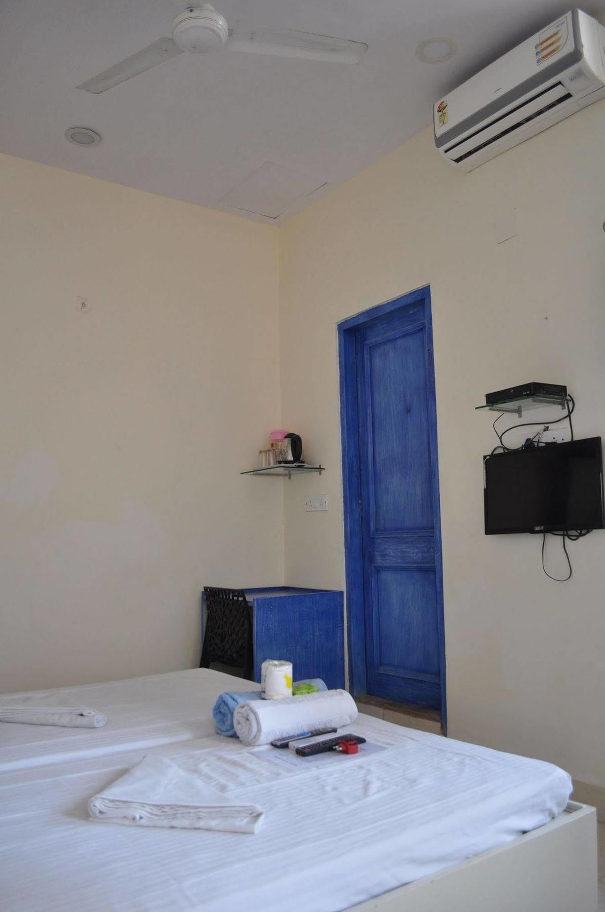 Hotel Kabli Yeni Delhi Dış mekan fotoğraf