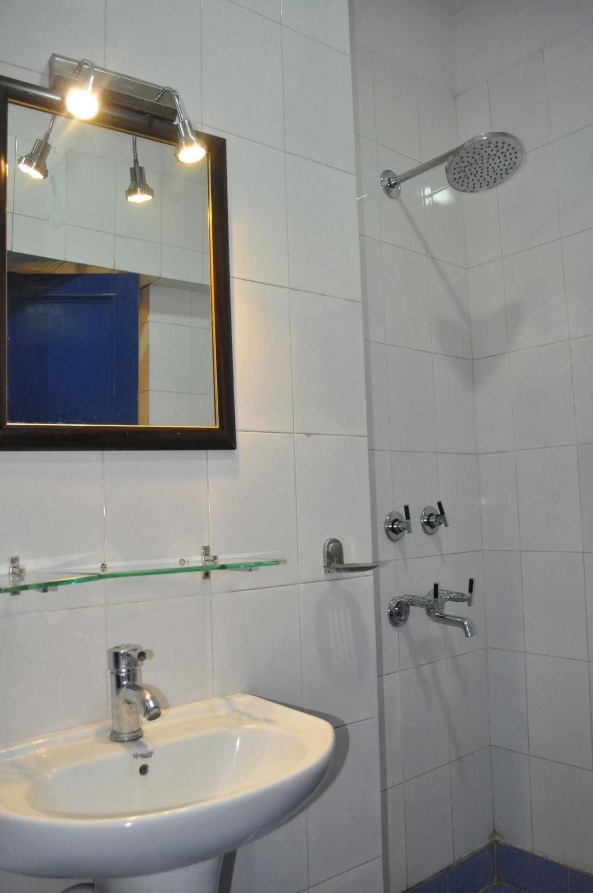 Hotel Kabli Yeni Delhi Dış mekan fotoğraf