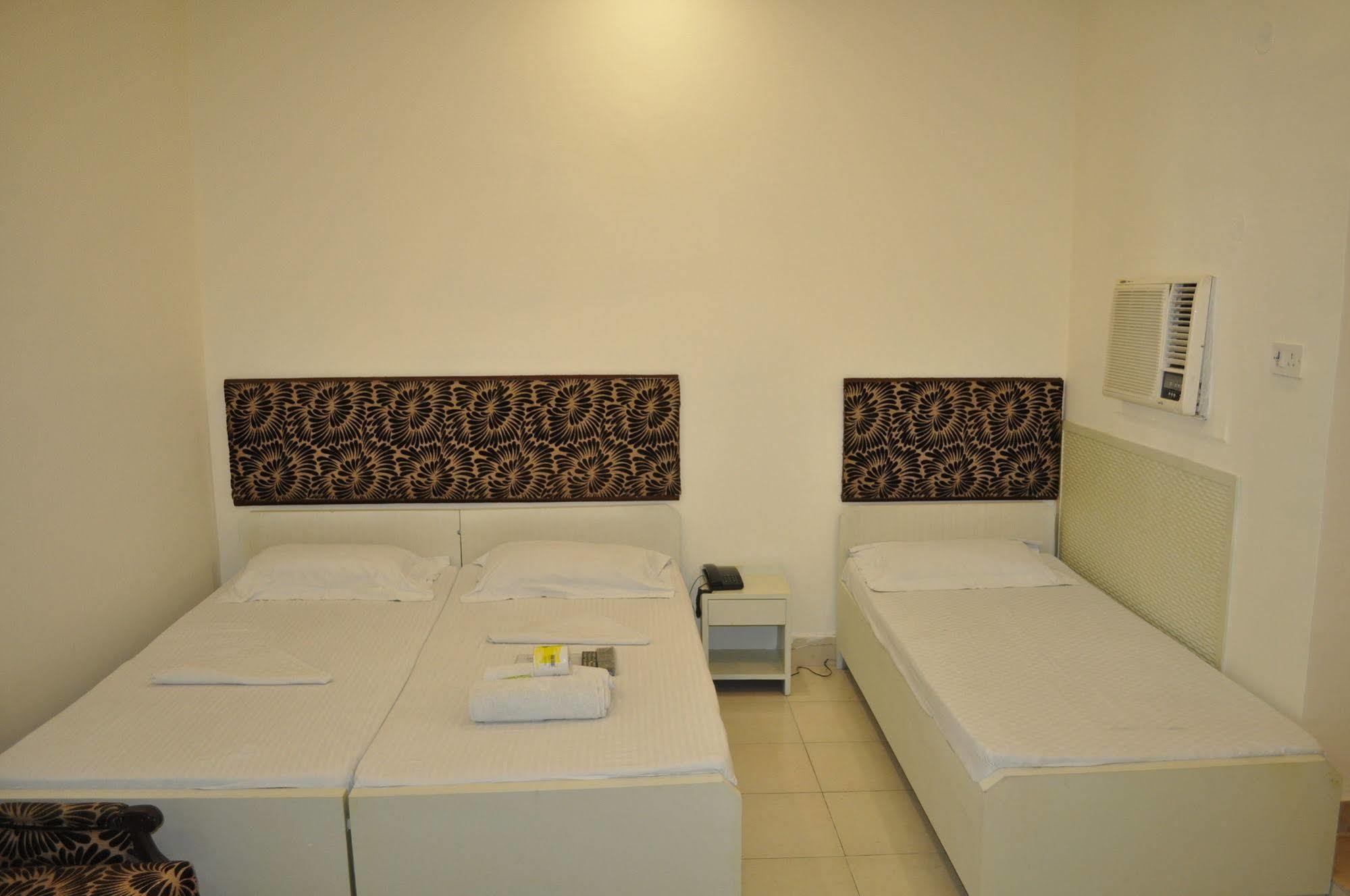 Hotel Kabli Yeni Delhi Dış mekan fotoğraf