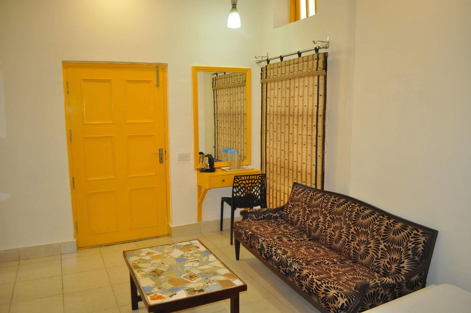 Hotel Kabli Yeni Delhi Dış mekan fotoğraf