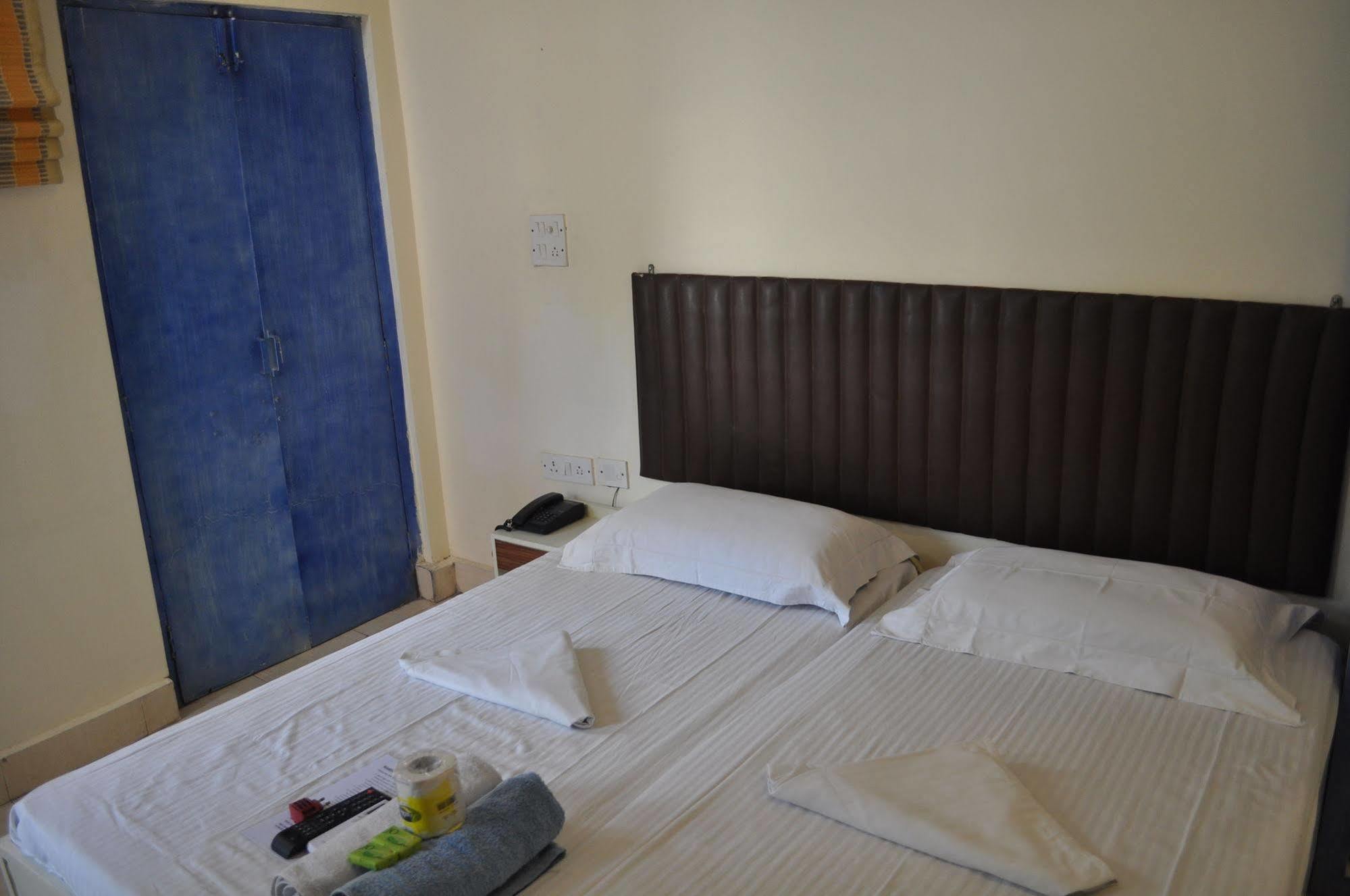 Hotel Kabli Yeni Delhi Dış mekan fotoğraf