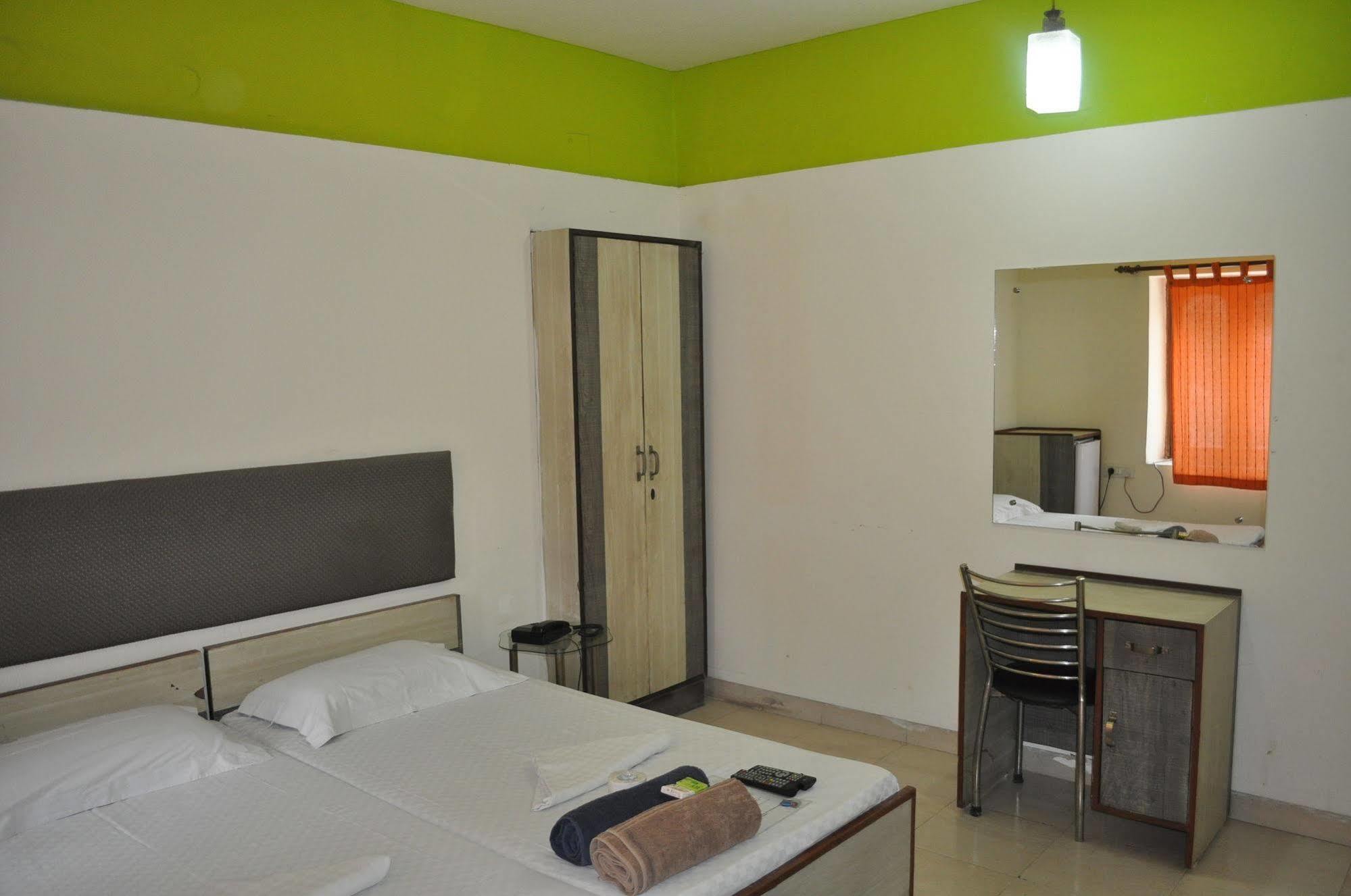 Hotel Kabli Yeni Delhi Dış mekan fotoğraf