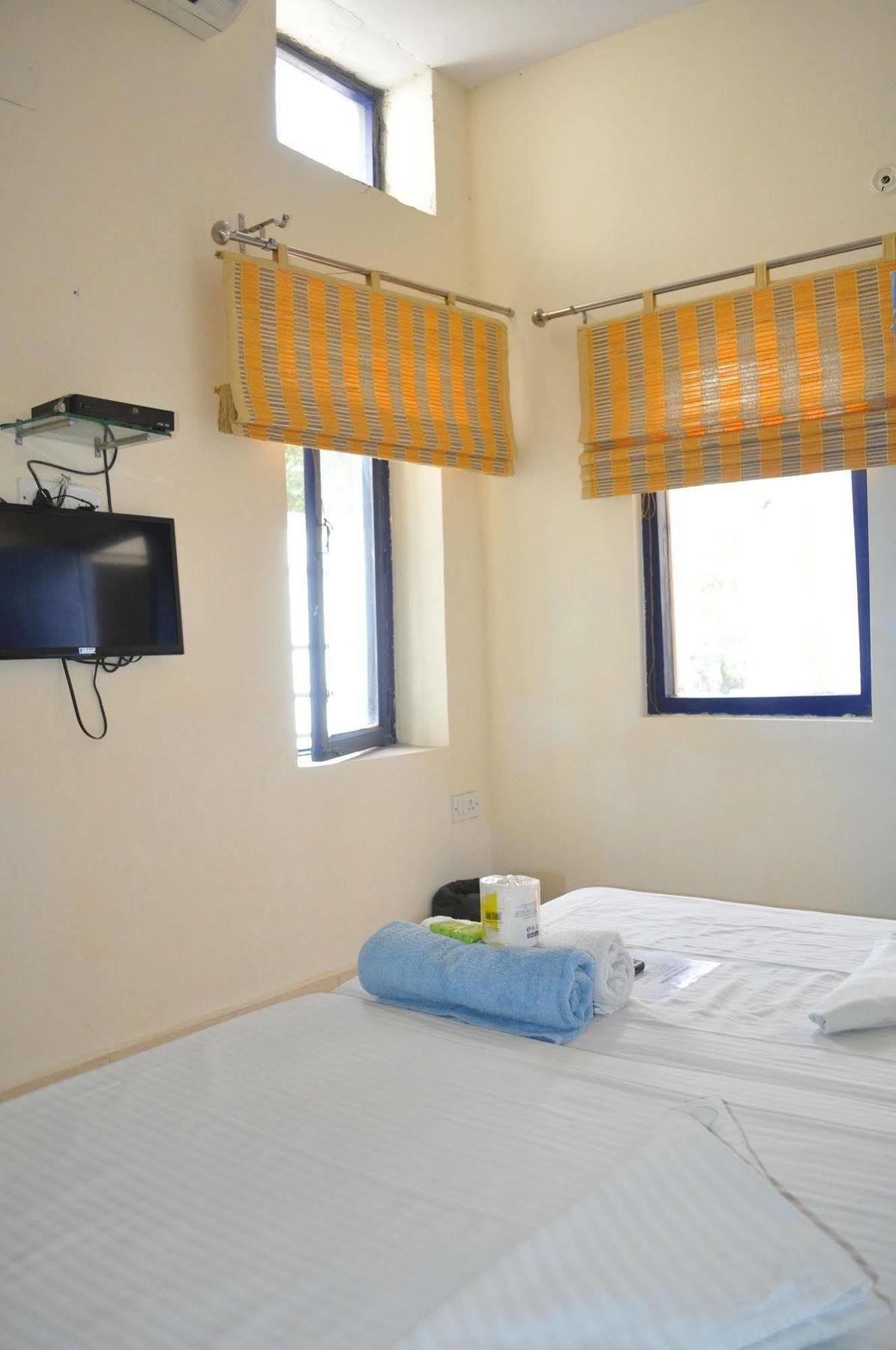 Hotel Kabli Yeni Delhi Dış mekan fotoğraf