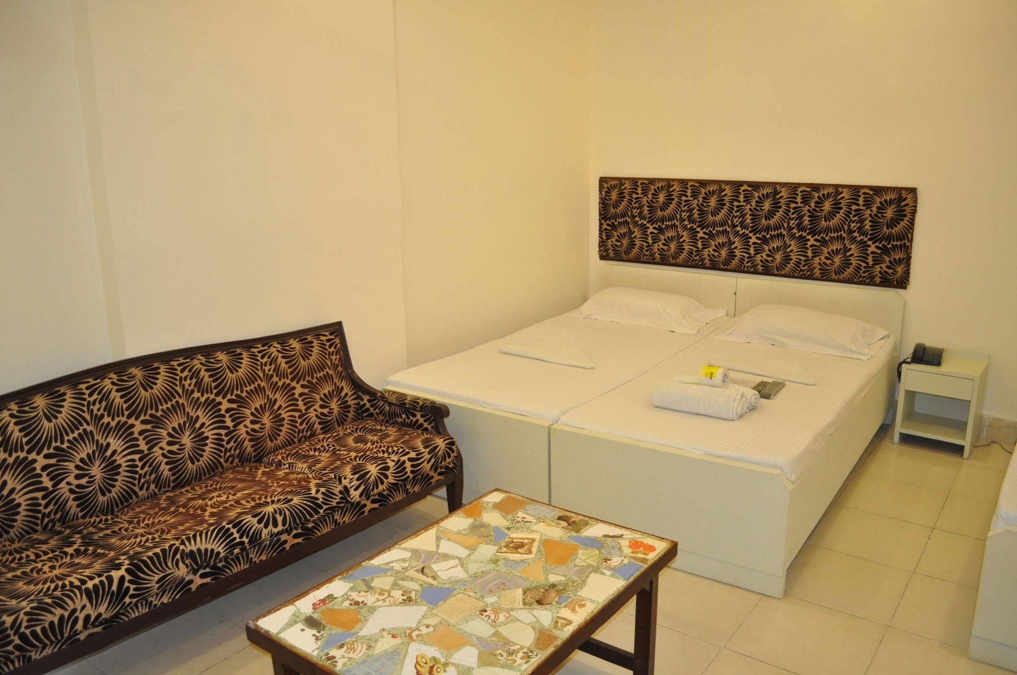 Hotel Kabli Yeni Delhi Dış mekan fotoğraf