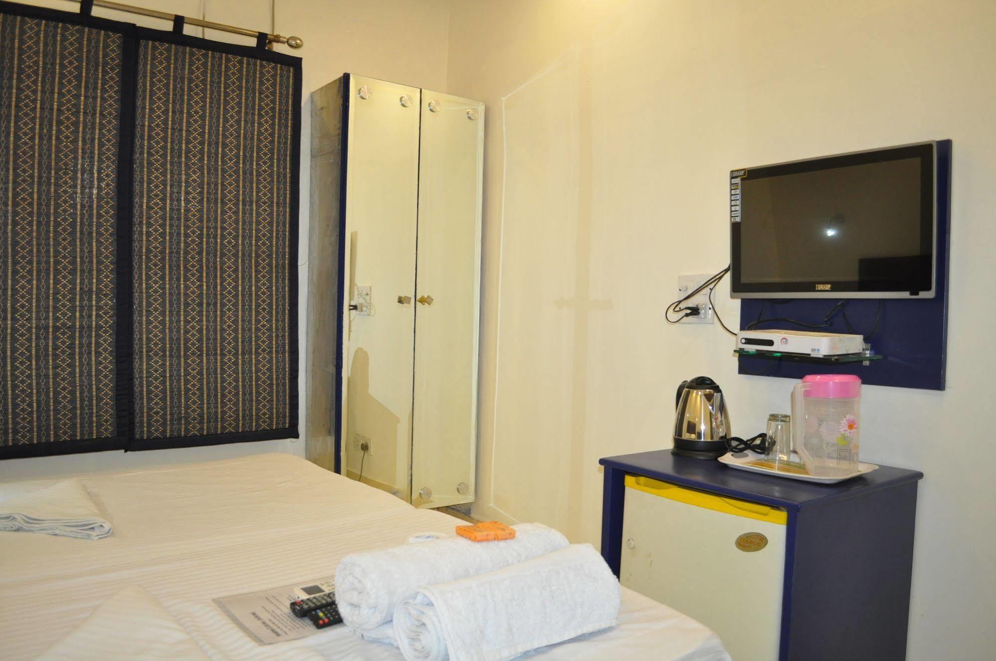 Hotel Kabli Yeni Delhi Dış mekan fotoğraf