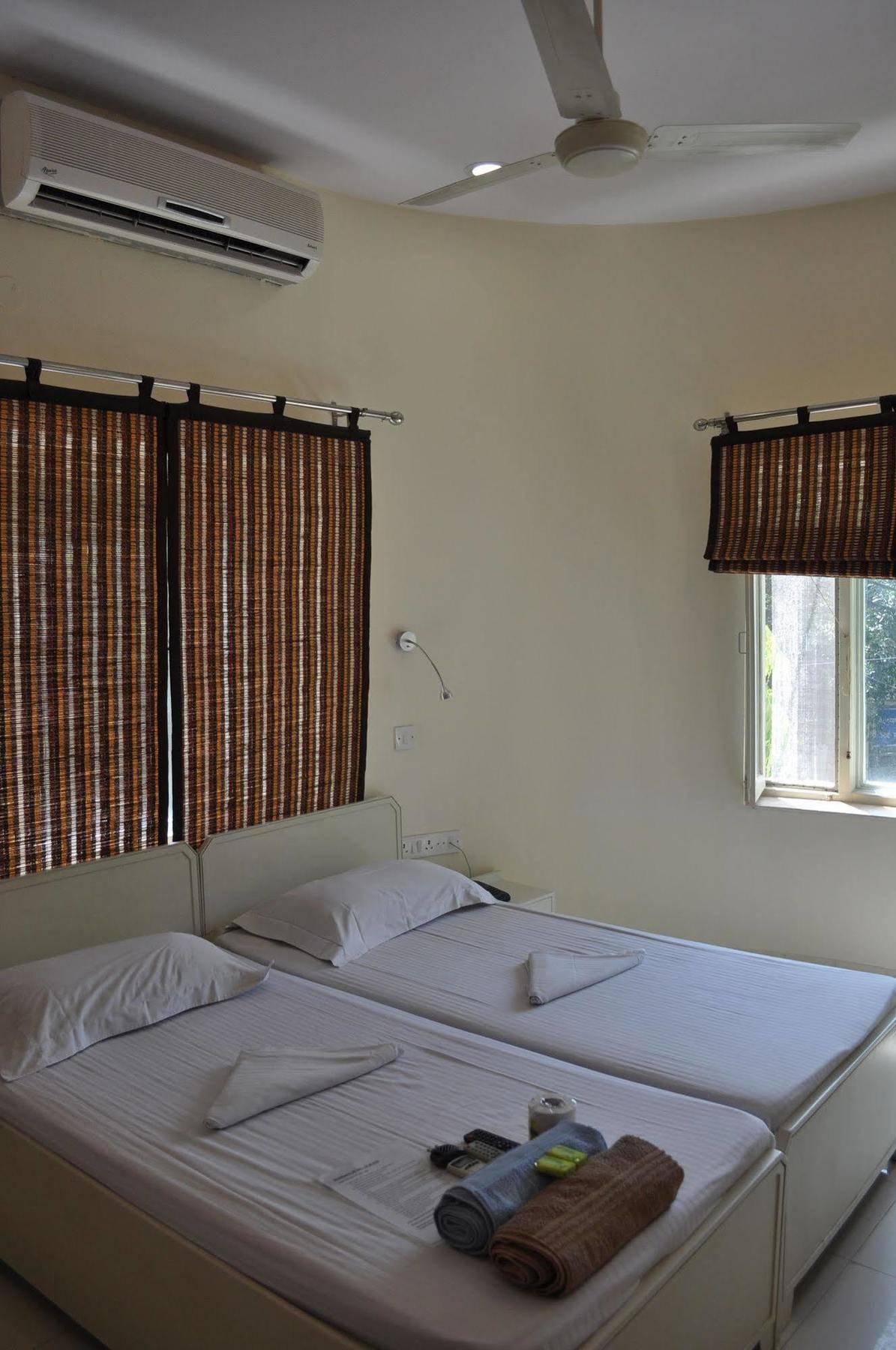 Hotel Kabli Yeni Delhi Dış mekan fotoğraf