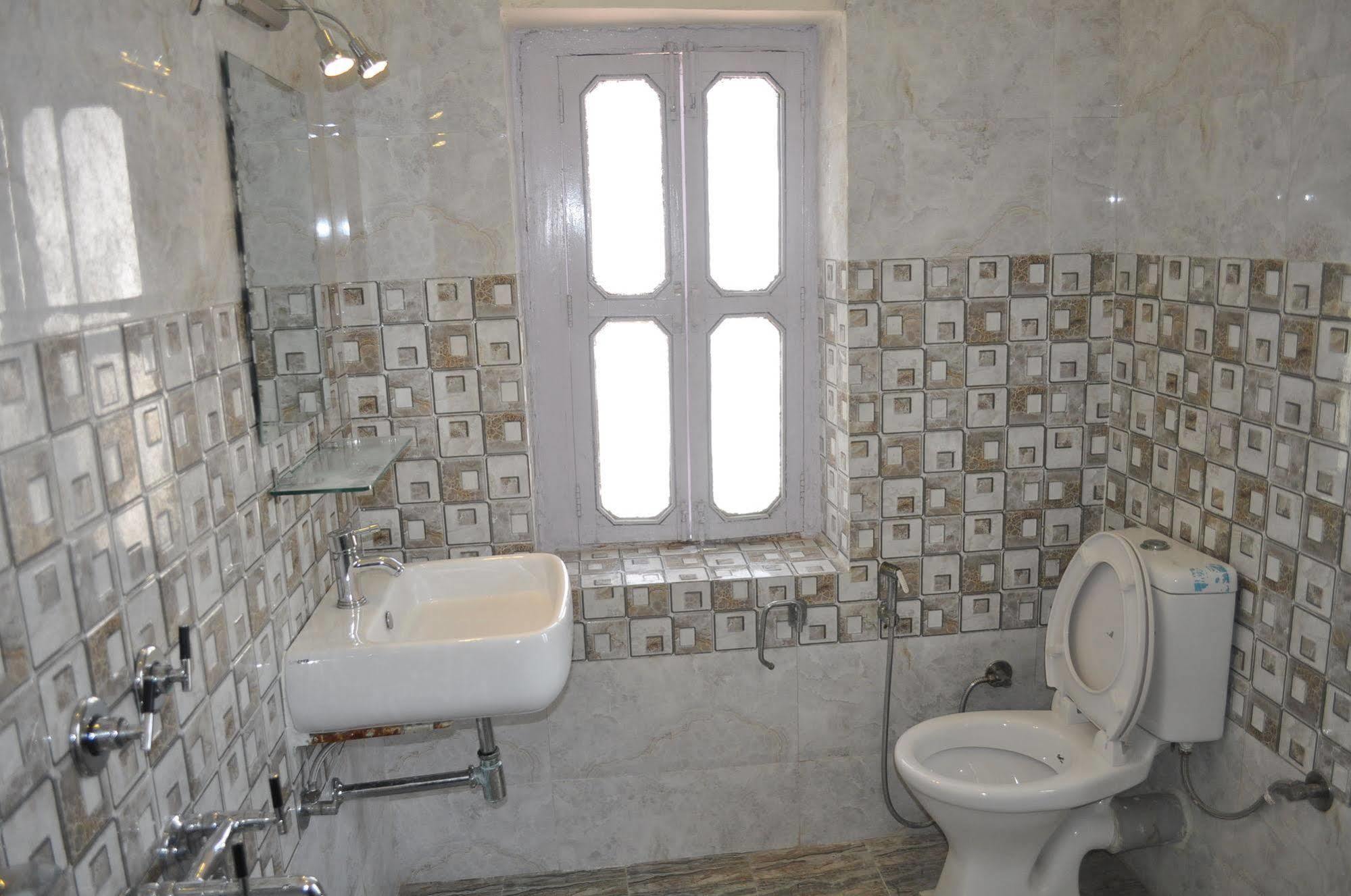 Hotel Kabli Yeni Delhi Dış mekan fotoğraf