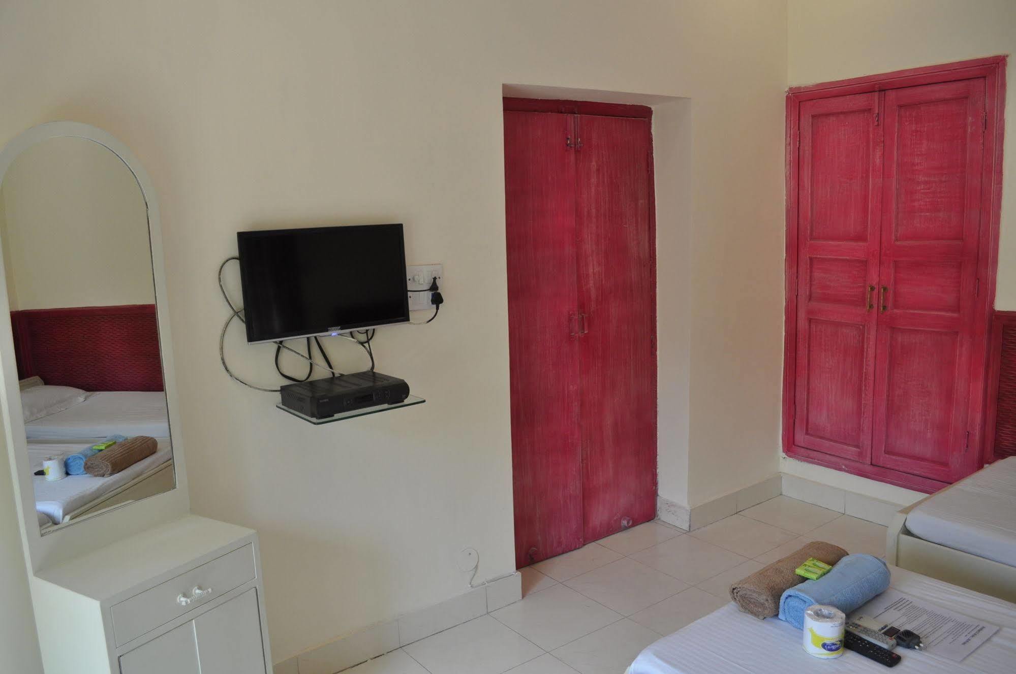 Hotel Kabli Yeni Delhi Dış mekan fotoğraf